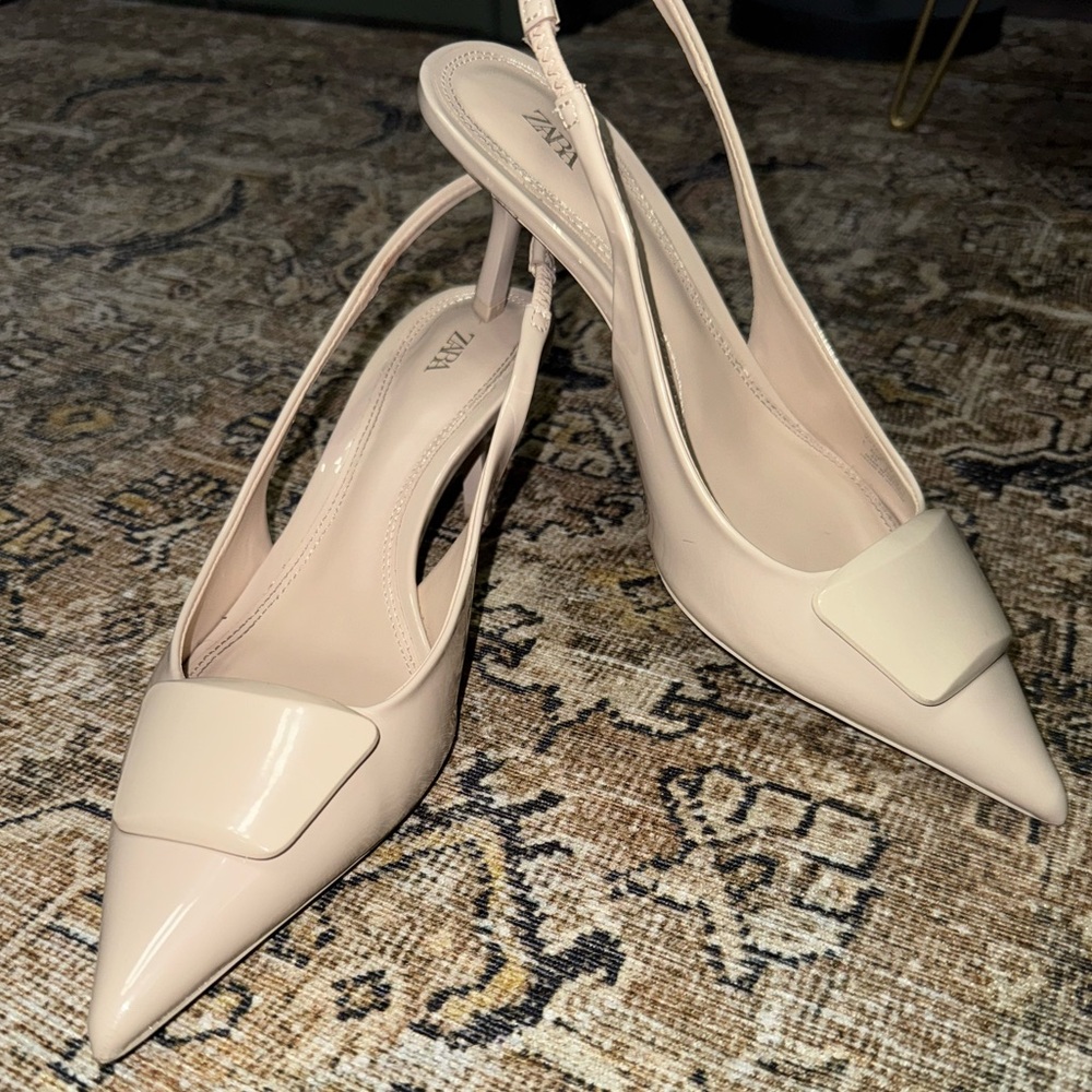 Kitten heel nude pumps